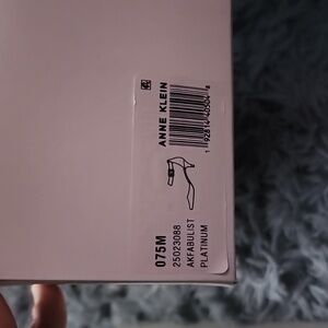 Anne Klein nwt size 7.5 akfabulist platinum